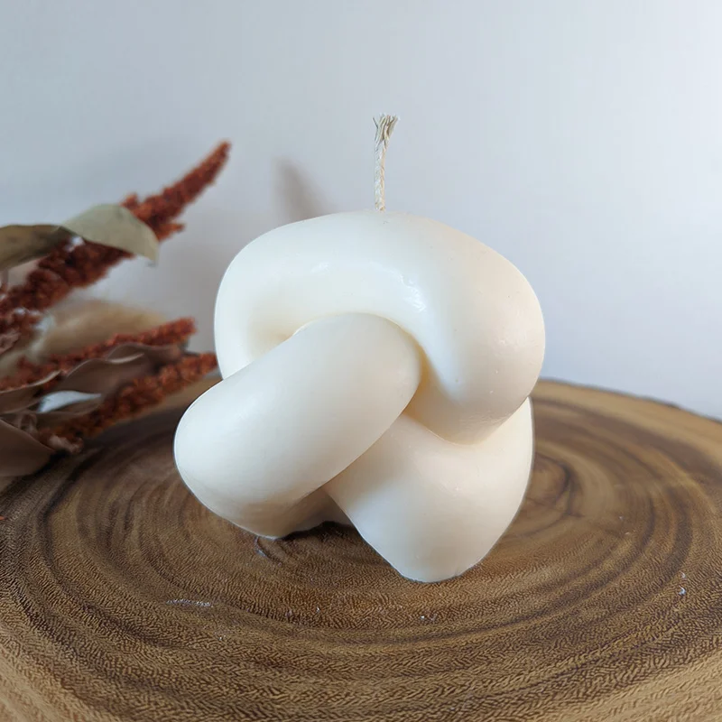 Bougie moulée en forme de noeud XL